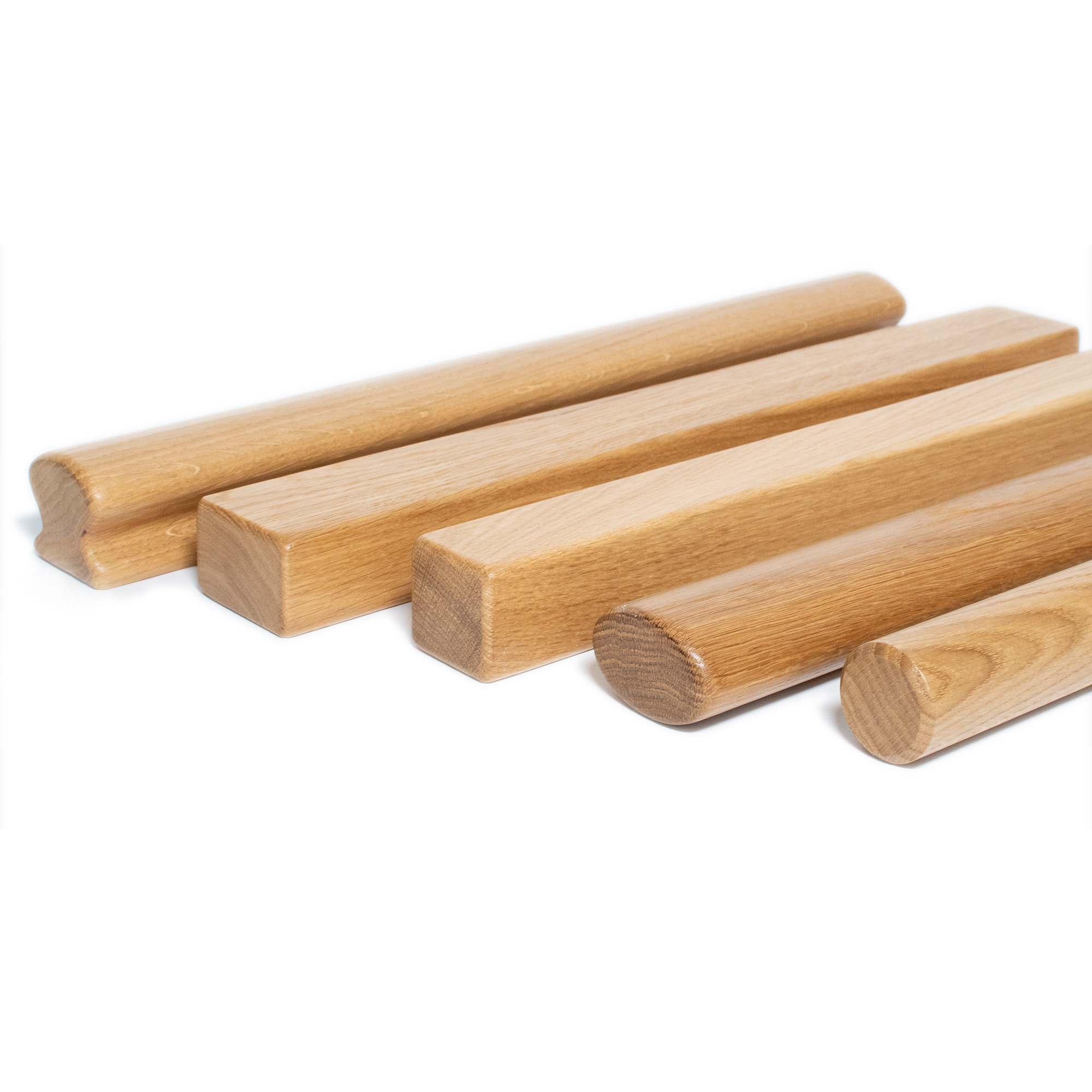 Holzhandläufe Eiche in fünf Profilen nebeneinander, von omega über quadratisch und rechteckig bis oval und rund