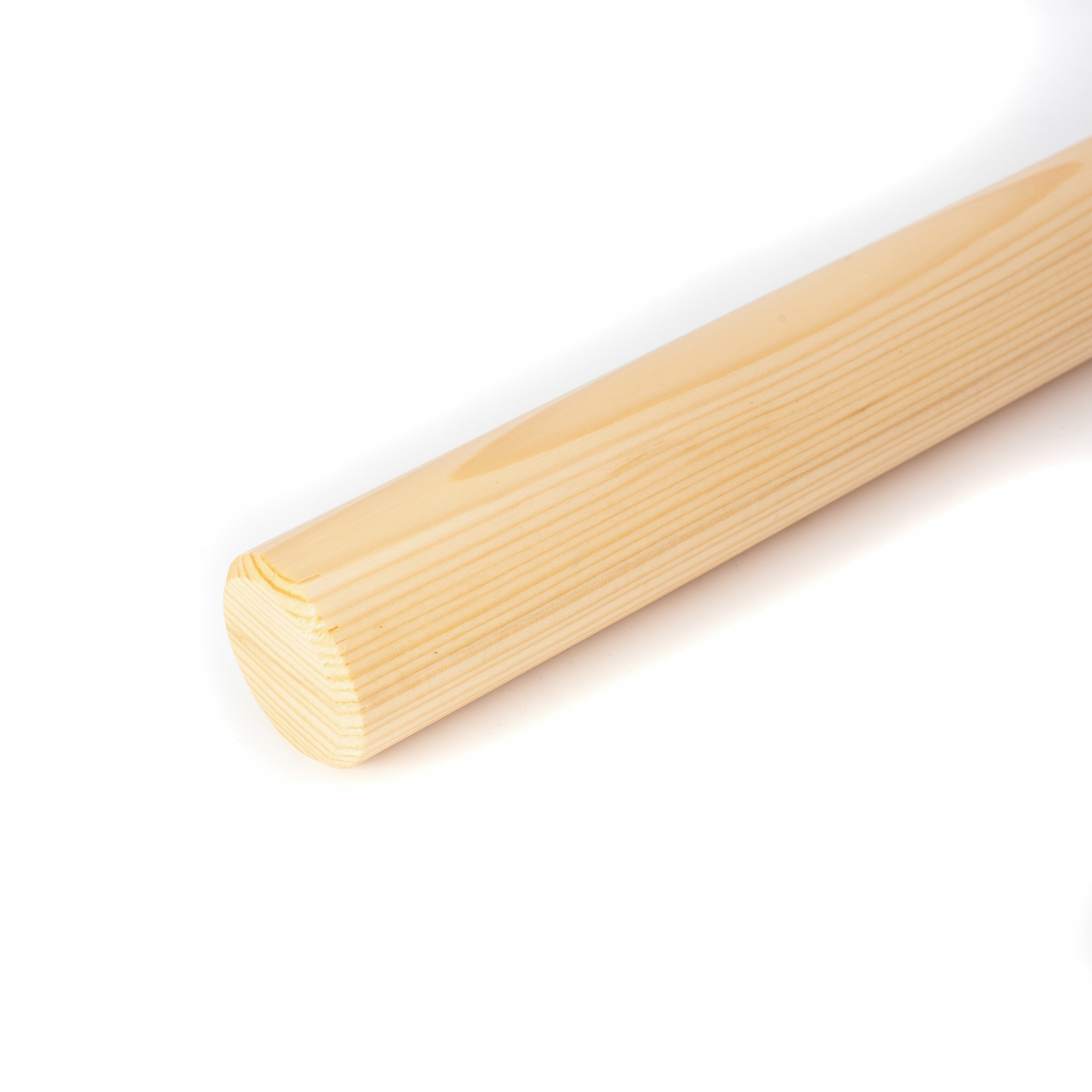 Handlauf Fichte rund natur, Ende mit Fase, Nahaufnahme der Stirnseite mit Jahresringen, weißer Hintergrund