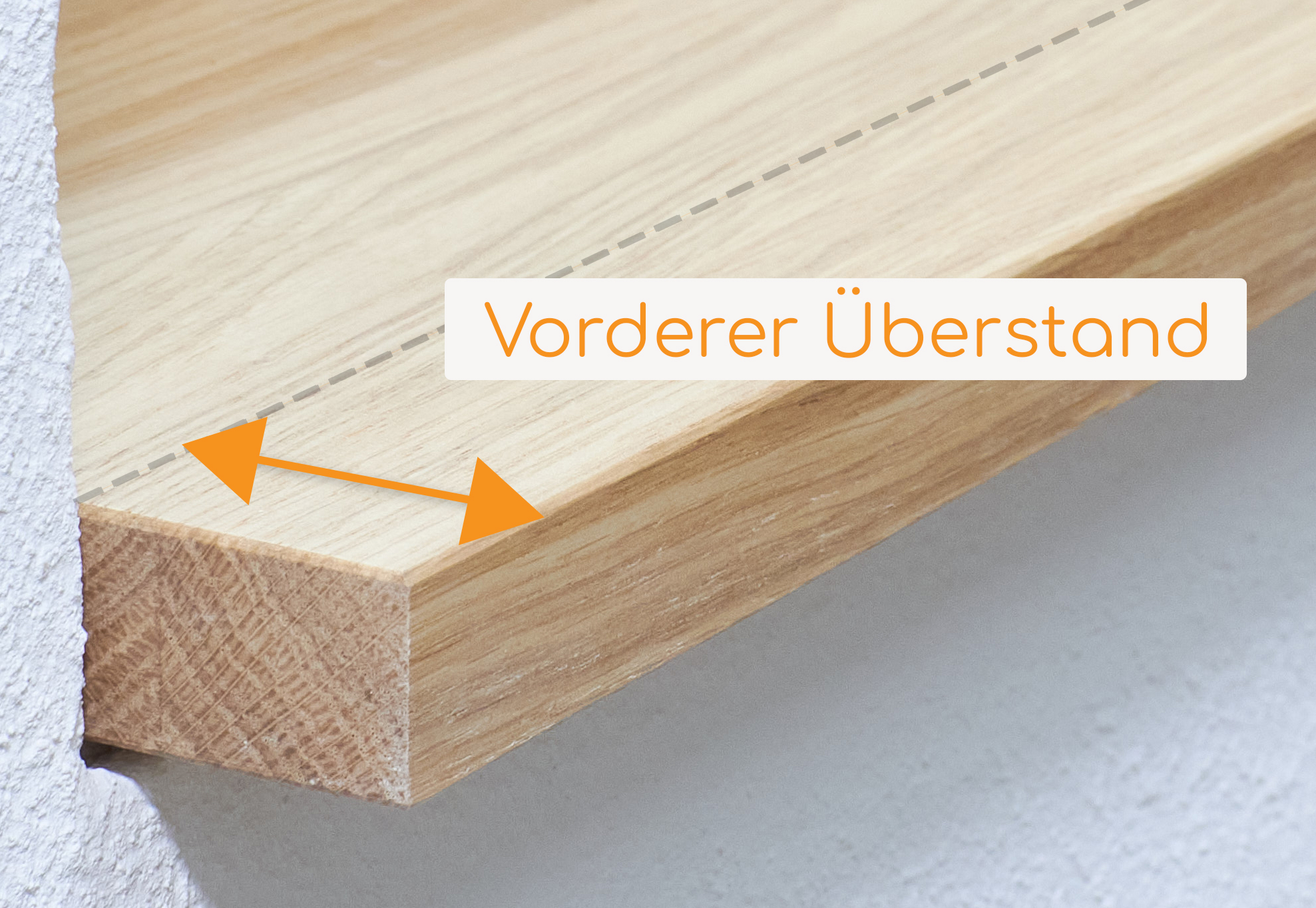 Fensterbank vorderer Überstand: Foto mit Maßpfeil an der Vorderkante einer Massivholz-Fensterbank vor der Wand