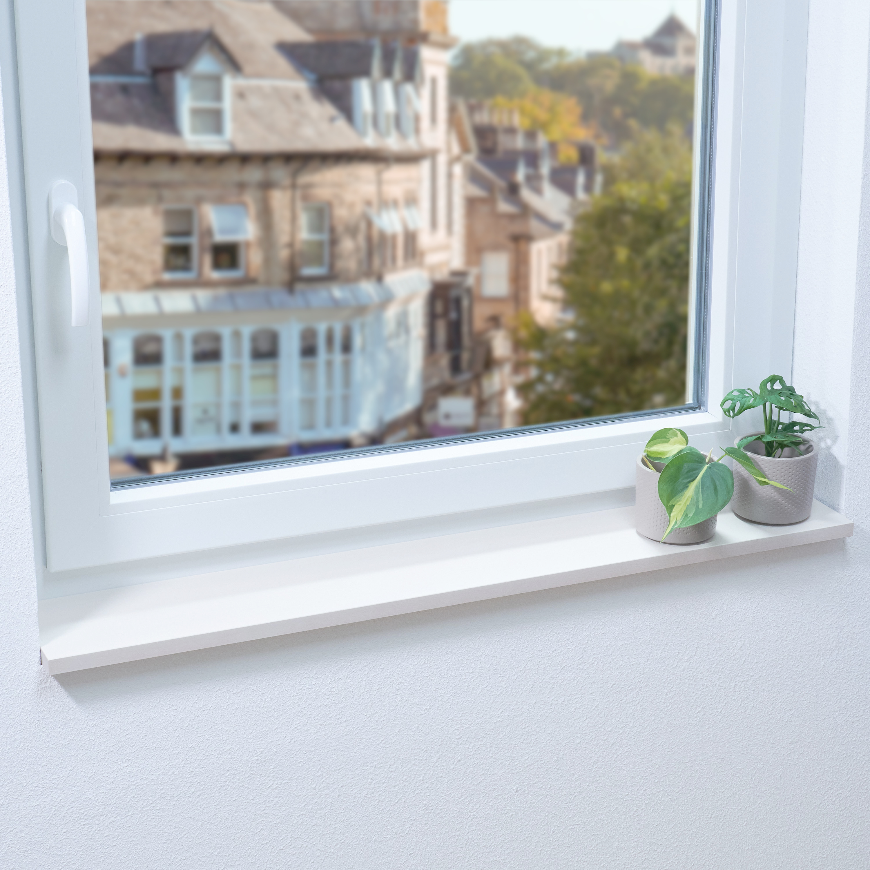Weiße Holz-Fensterbänke