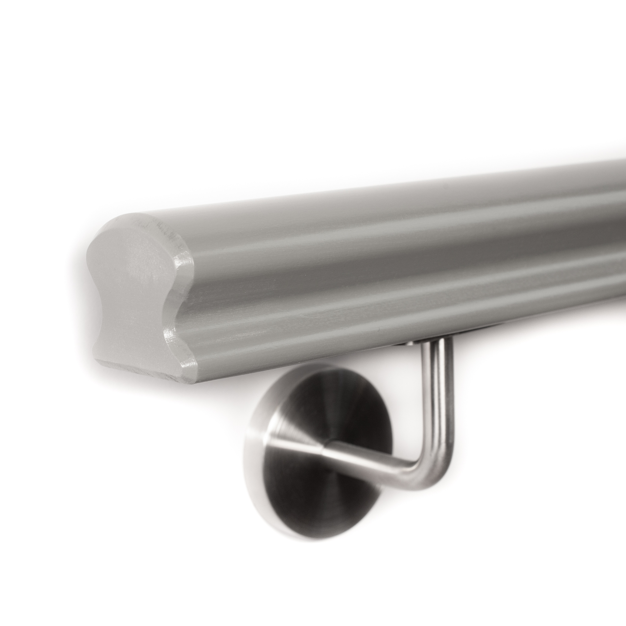 Handlauf Buche omega grau lackiert, Ende mit 3 mm Fase, Edelstahl-Handlaufhalter an weißer Wand, Nahaufnahme