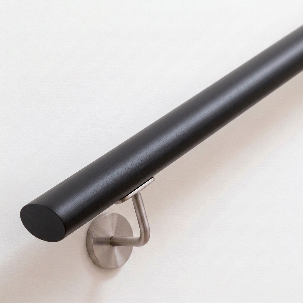 Handlauf Buche oval schwarz lackiert mit Edelstahl-Handlaufhalter an weißer Wand, Ende gerade, Ansicht schräg von oben