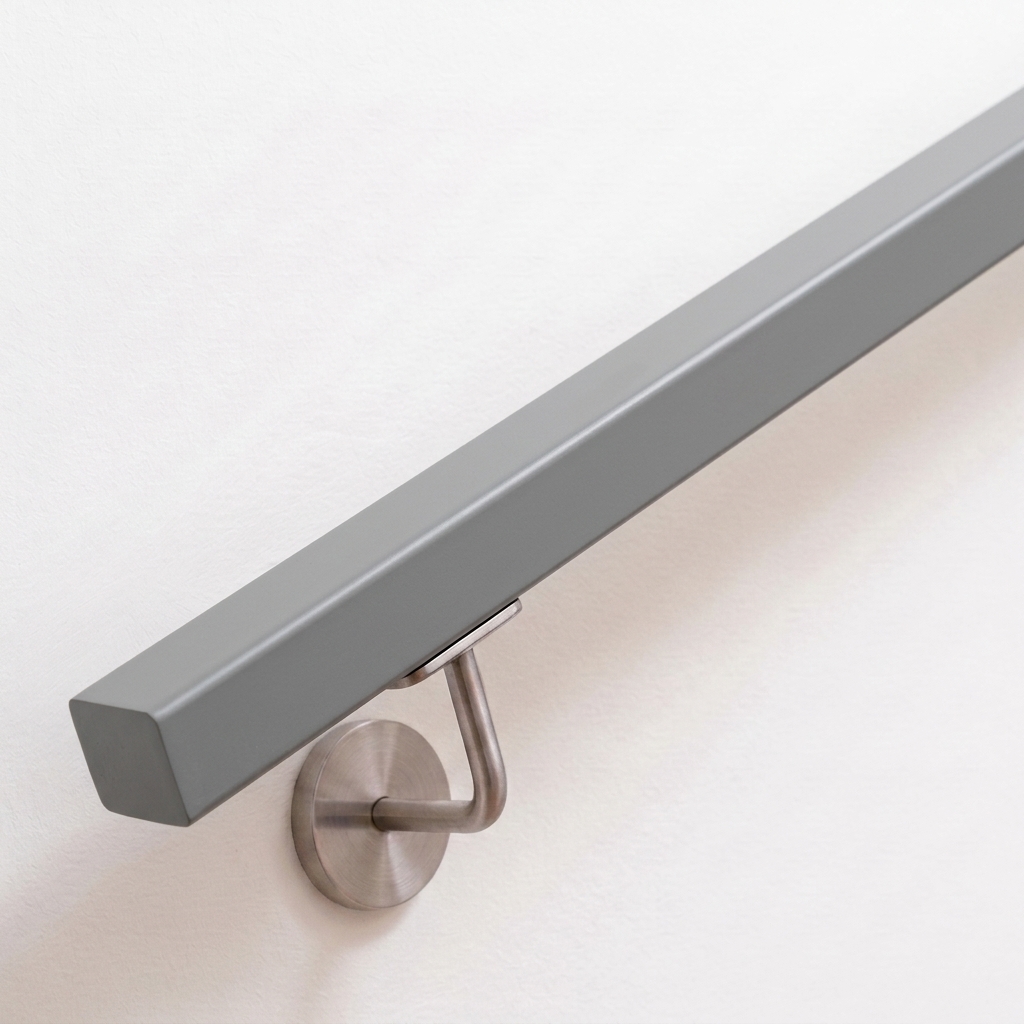 Handlauf Buche quadratisch grau lackiert an weißer Wand mit Edelstahl-Wandhalter, gerades Ende, Schrägansicht