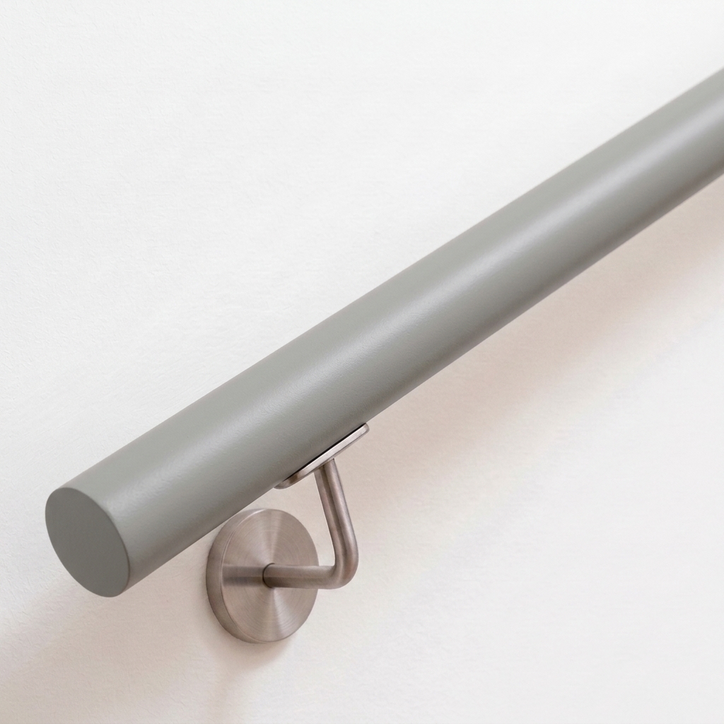 Handlauf Buche rund grau lackiert mit Edelstahl-Handlaufhalter an weißer Wand, Ende gerade, Ansicht schräg von oben