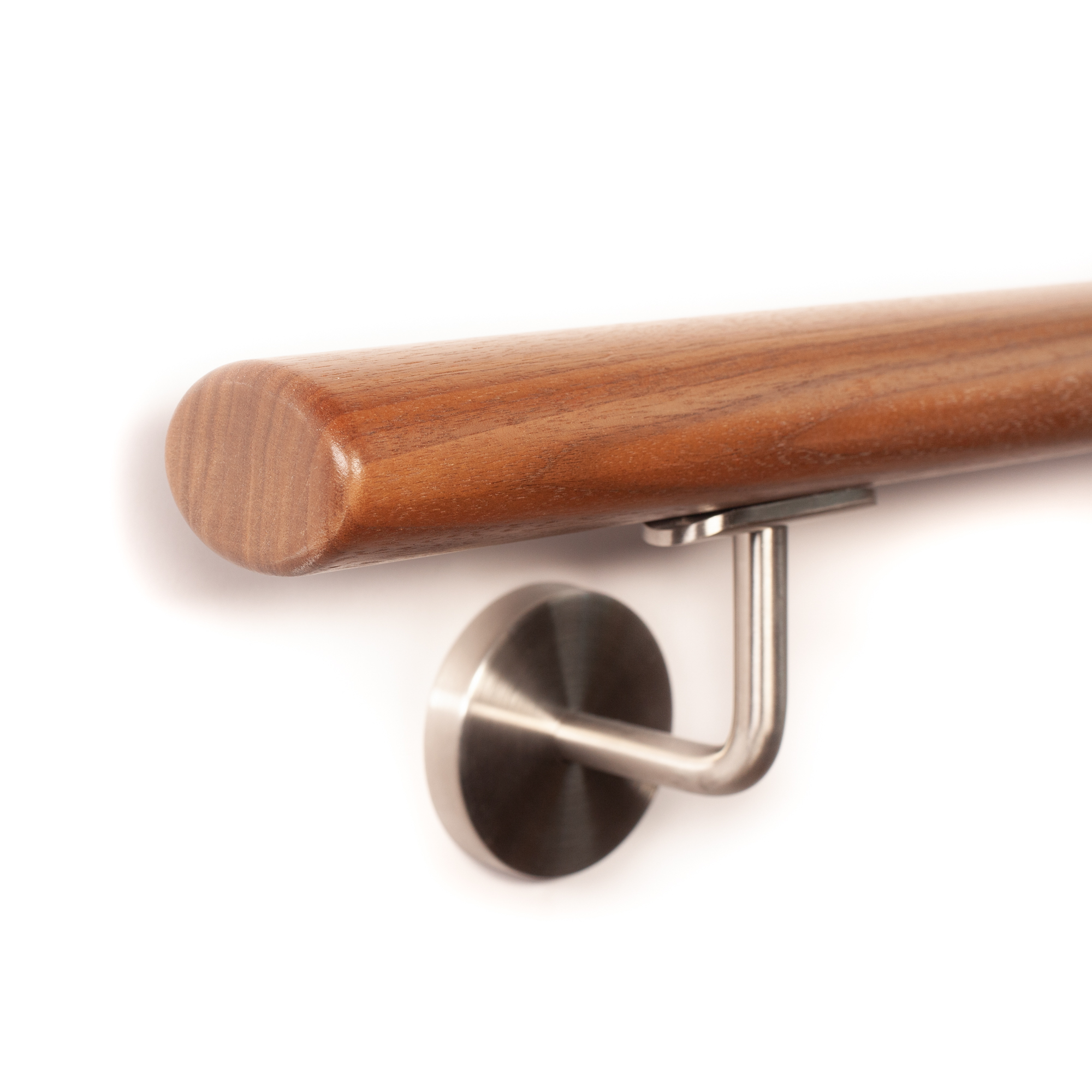 Handlauf Nussbaum oval mit Edelstahl-Handlaufhalter, Handlaufende mit Radius abgerundet, Freisteller vor weißem Hintergrund