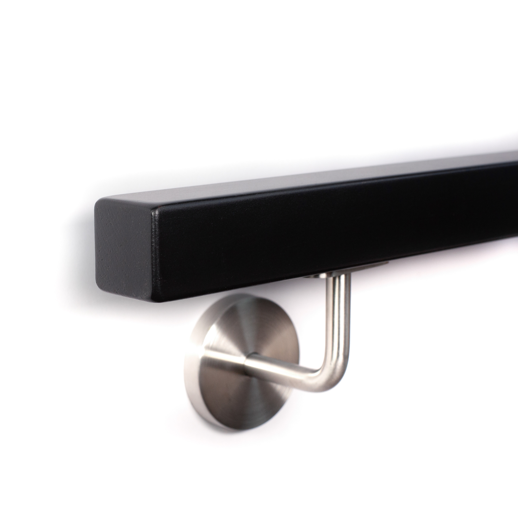 Handlauf quadratisch schwarz lackiert mit Edelstahl-Handlaufhalter an weißer Wand, Nahaufnahme von schräg unten