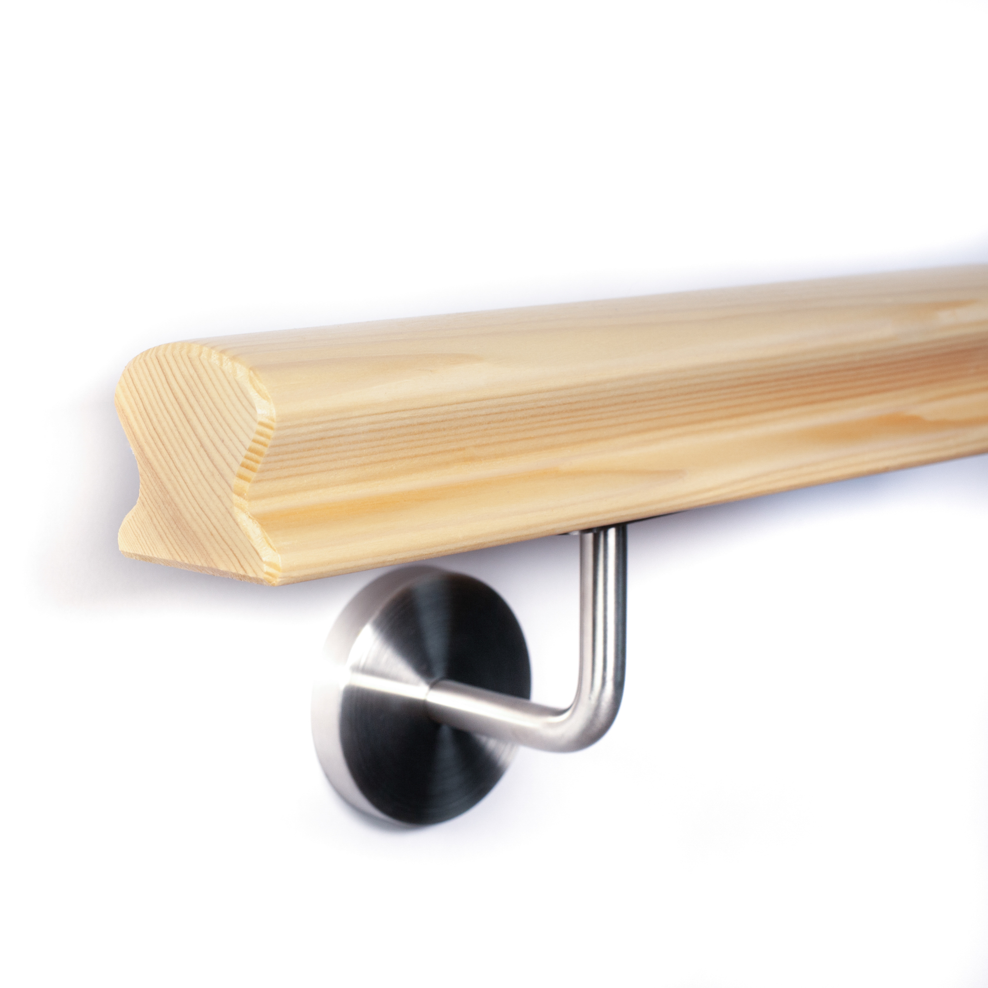 Handlauf Fichte Omega mit Fase an weißer Wand, Handlaufhalter Edelstahl mit runder Rosette, Schrägansicht von unten