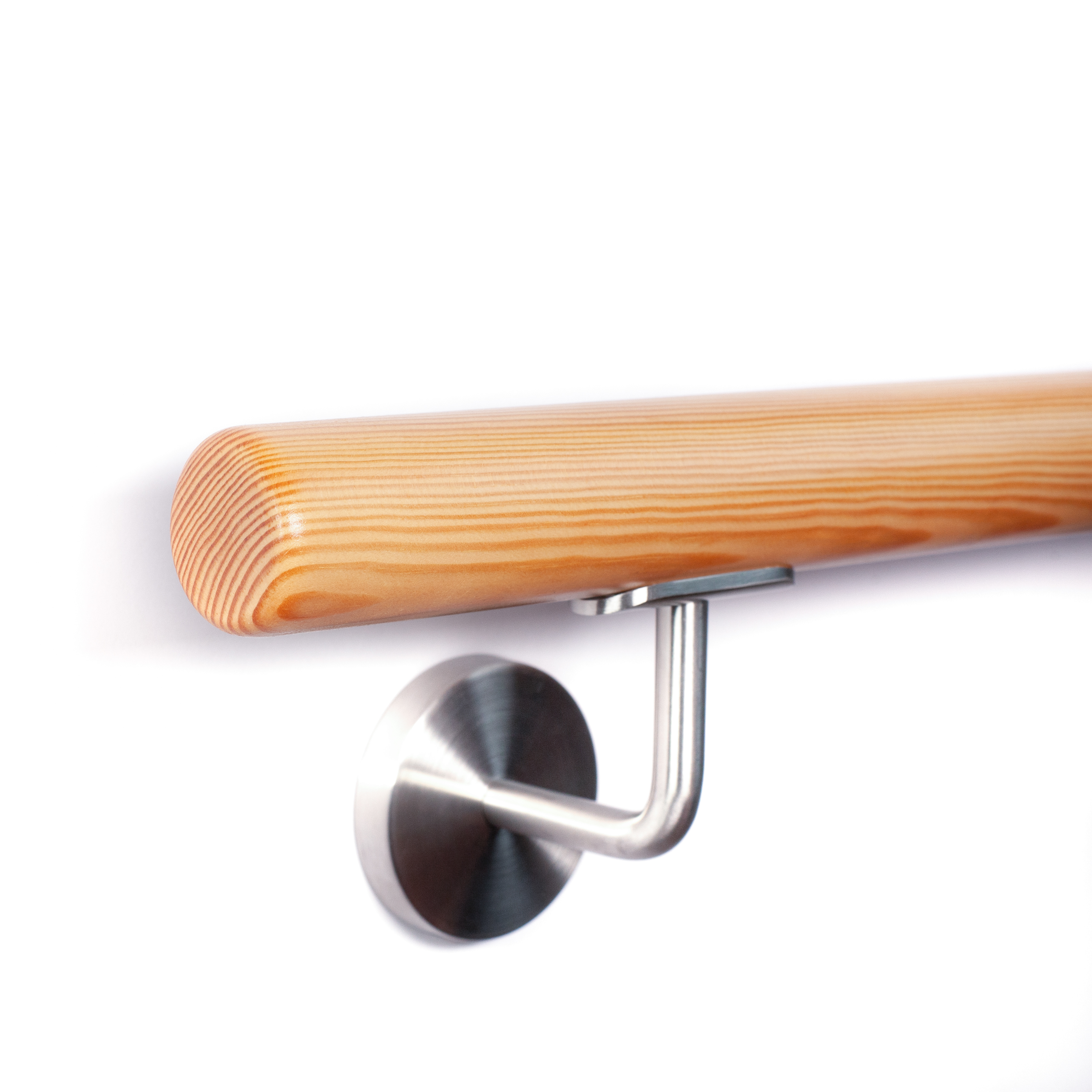 Handlauf Kiefer rund mit gerundetem Abschluss (Radius) und Edelstahl-Wandhalter, helle Kiefer mit rötlicher Maserung