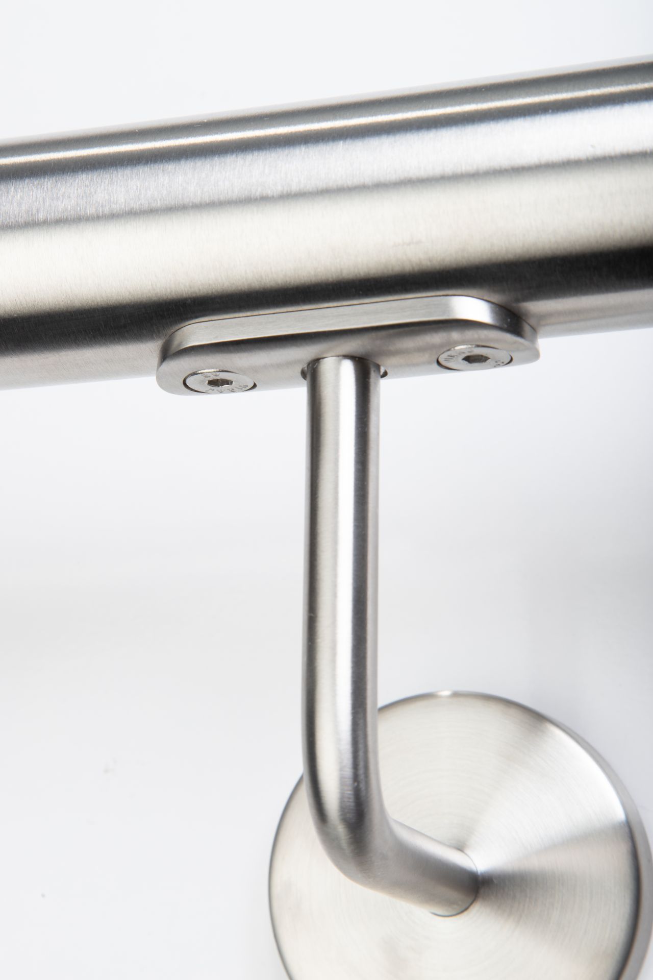 Handlauf Edelstahl rund von unten: Handlaufhalter mit verschraubter Auflageplatte, gebogenem Arm und Rosette