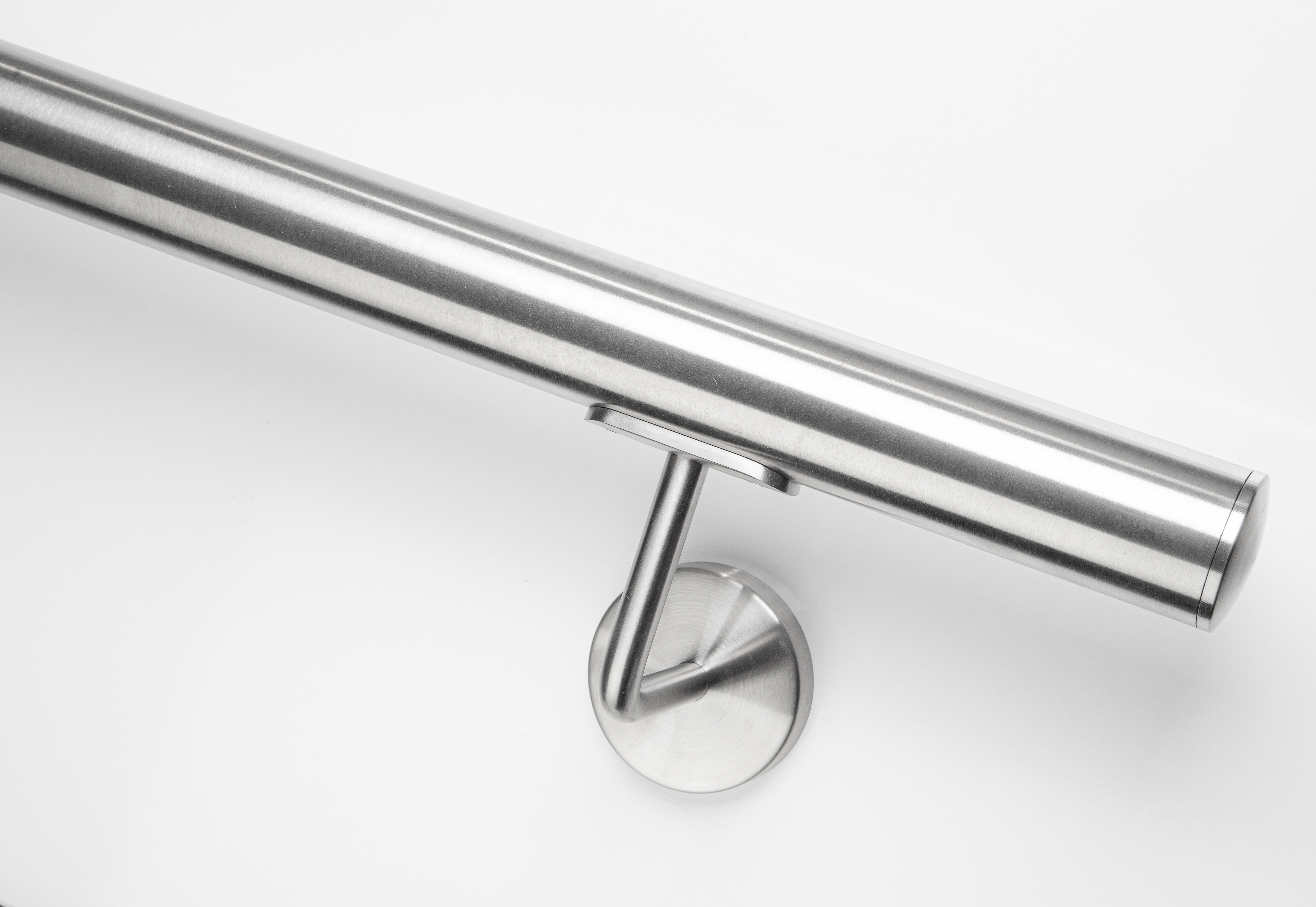 Handlauf Edelstahl rund mit Edelstahl-Wandhalter und flacher Endkappe, Seitenansicht an weißer Wand, Nahaufnahme