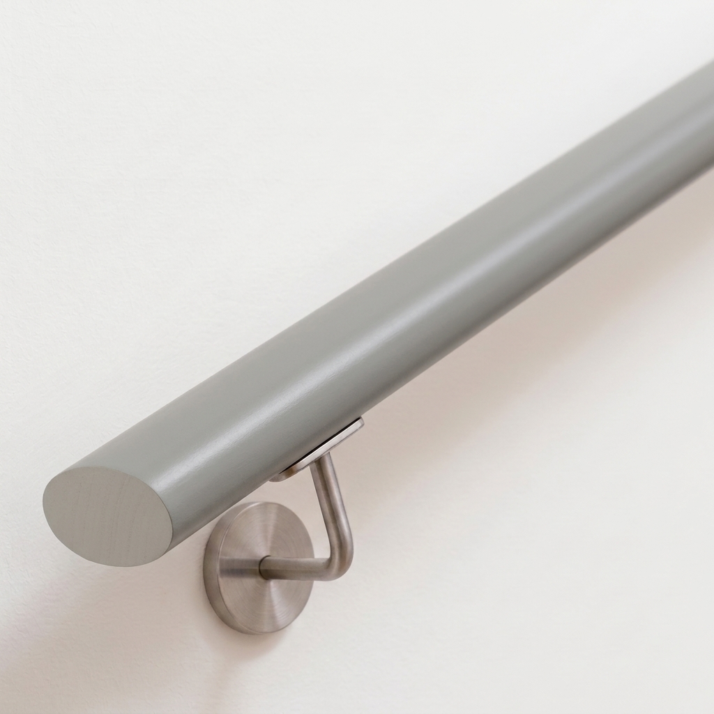 Handlauf Buche oval grau lackiert an weißer Wand mit Edelstahl-Wandhalter, glatte Oberfläche, gerades Ende