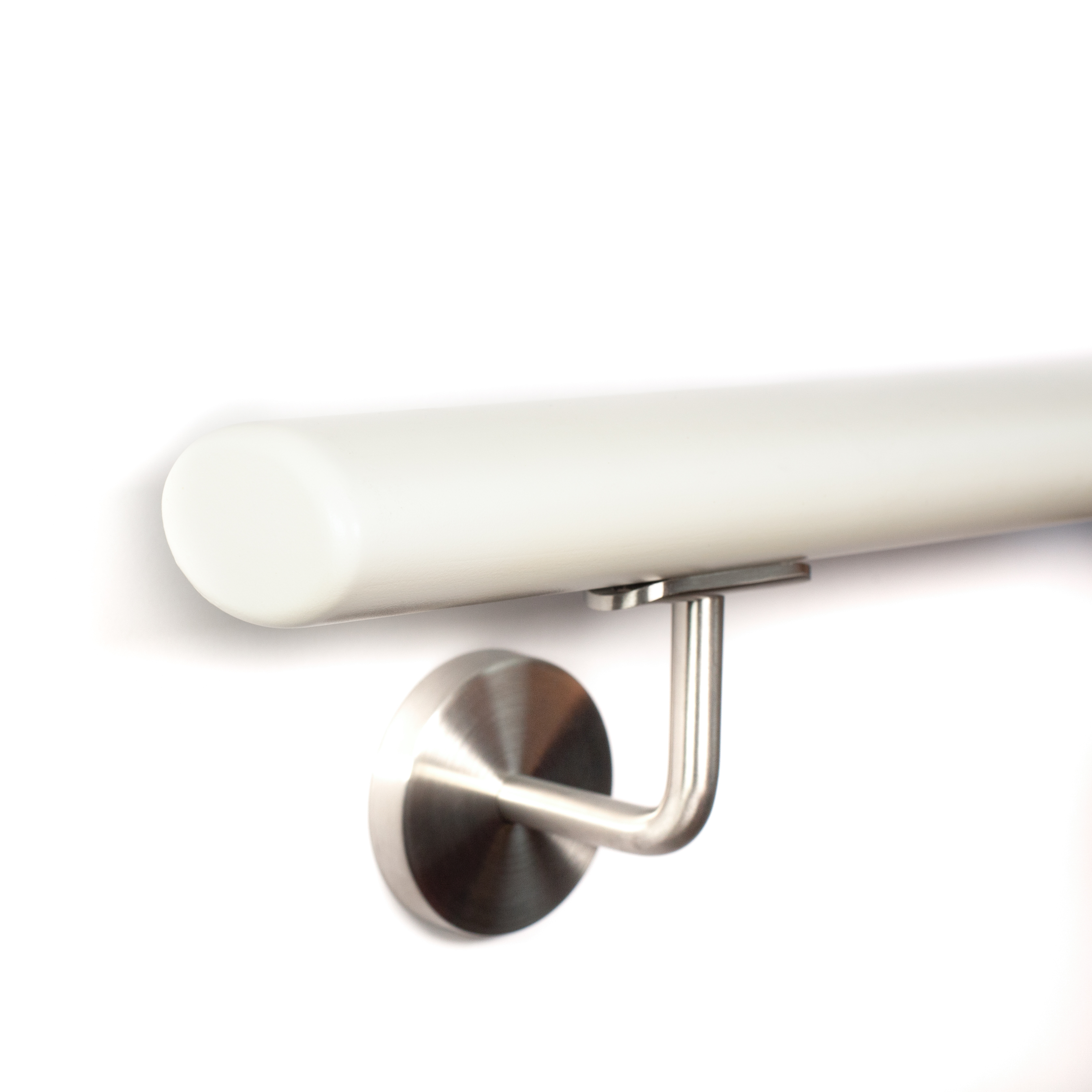 Handlauf weiß lackiert mit Edelstahl-Handlaufhalter an weißer Wand, abgerundetes Ende, Nahaufnahme von schräg unten
