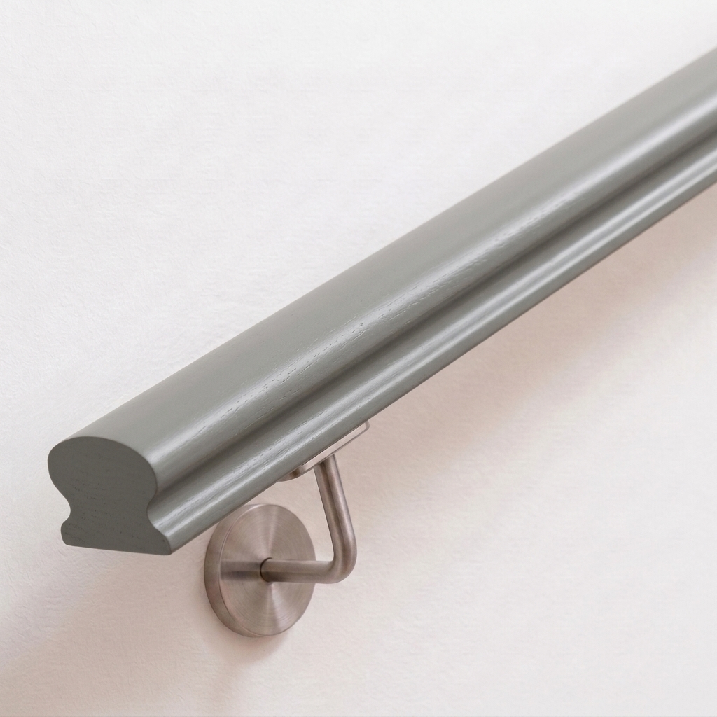 Handlauf Buche omega grau lackiert an weißer Wand mit Edelstahl-Wandhalter, Omega-Profil mit gerader Stirnseite