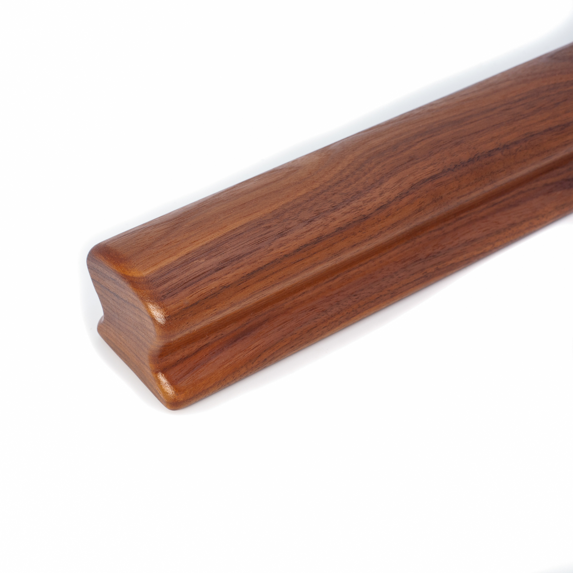 Handlauf Nussbaum omega, Nahaufnahme des Handlaufendes mit Radius-Abschluss, rotbraune Maserung vor weißem Hintergrund