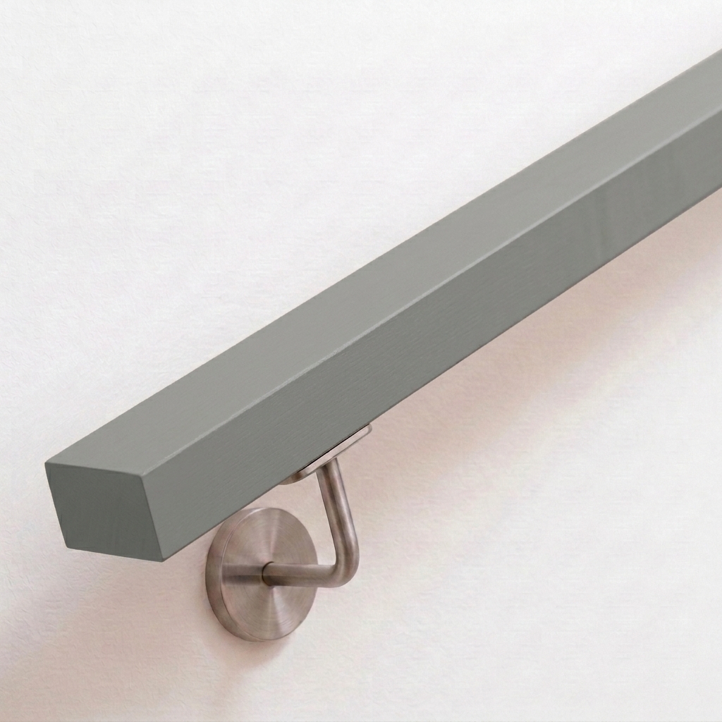 Handlauf Buche rechteckig grau lackiert mit Edelstahl-Handlaufhalter an weißer Wand, Ende gerade, Ansicht schräg von oben