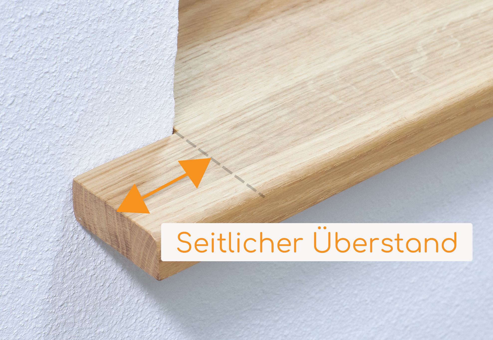 Fensterbank seitlicher Überstand: Foto mit Maßpfeil am seitlichen Überstand einer Massivholz-Fensterbank vor der Wand